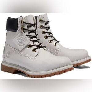 NWOB Timberland Women’s White and Black Leather Boots US 8.5